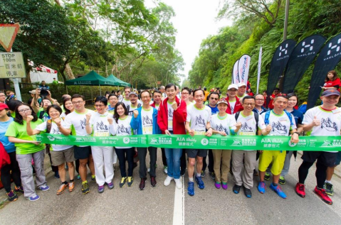A total of 20 business leaders, including Bernard Chan, Oxfam Trailwalker Advisory Committee Chair (front row, middle), Jacky Chan, Chief Executive Officer of AIA Hong Kong and Macau (front row, sixth from the left), Antony Leung, former Financial Secretary, and current Chief Executive Officer of Nan Fung Group (front row, fifth from the left), Ricky Wong, Chairman of Hong Kong Television Network Ltd (front row, seventh from the left), Shirley Yuen, CEO of The Hong Kong General Chamber of Commerce (front row, eighth from left), and Chan Wen Vee, Michelle, Managing Director of A.S. Watson Industries Ltd (front row, ninth from left) joined the ‘Oxfam Trailwalker 2015 – Leaders against Poverty Walk’ on the first day of the event. 