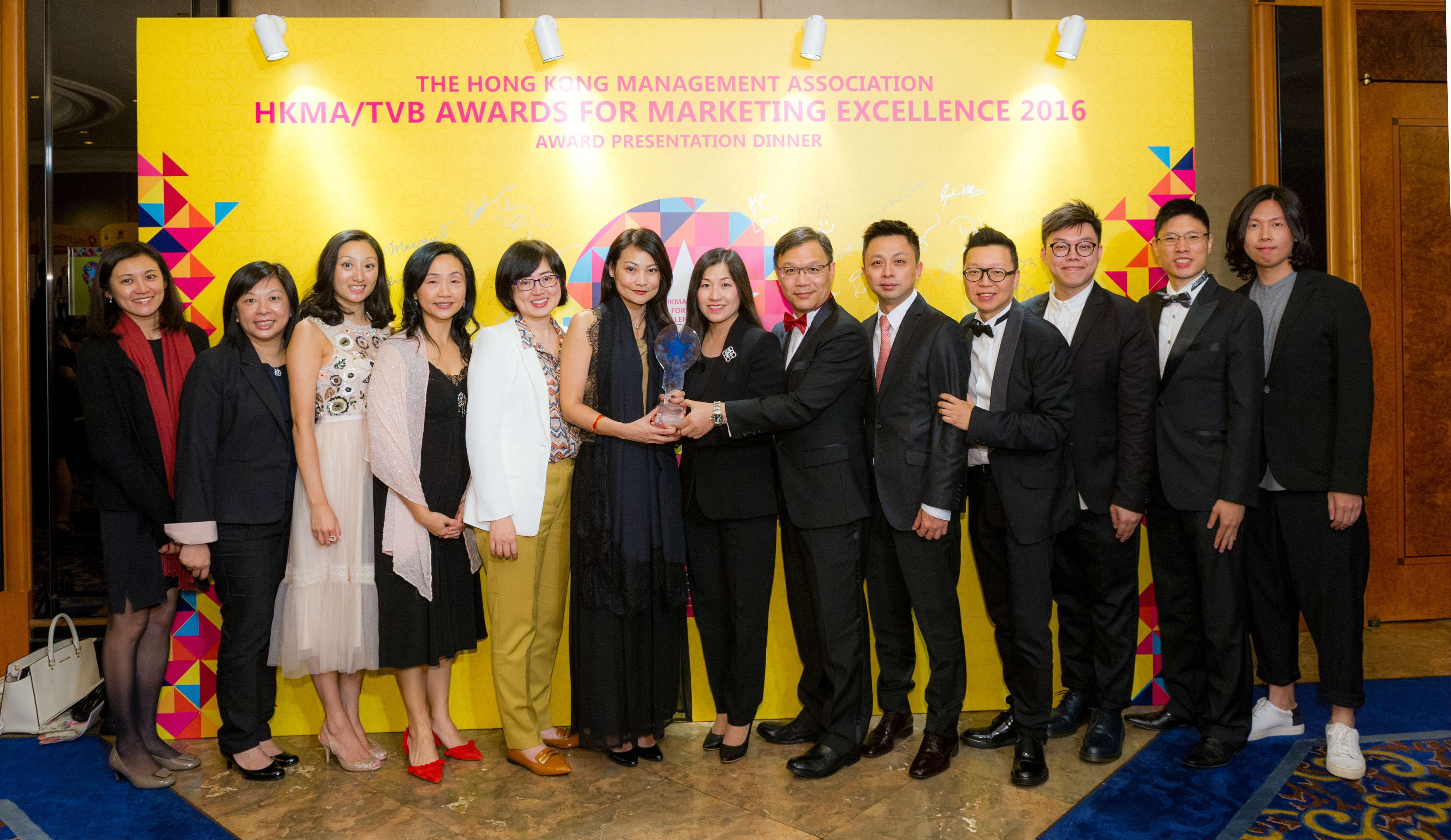 Ms. Bonnie Tse, General Manager, Business Strategy and Marketing of AIA Hong Kong & Macau (centre) and the AIA team received the “Excellence Award” at the “HKMA/TVB Awards for Marketing Excellence”.