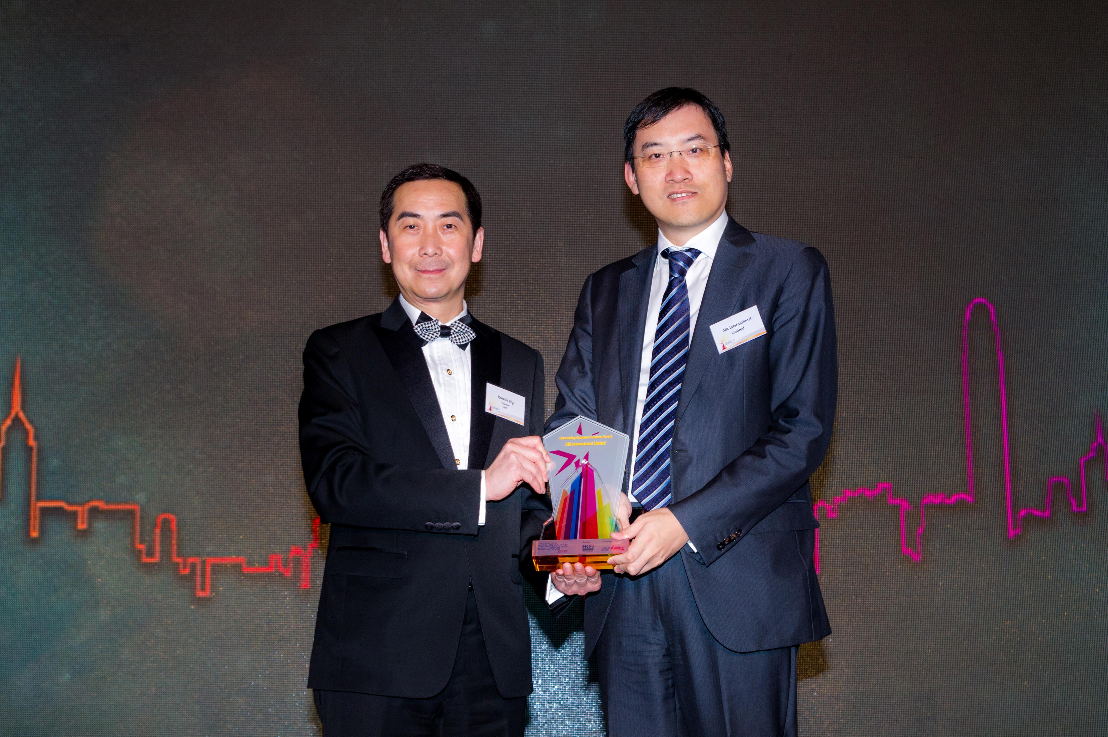 Mr Jacky Chan, CEO of AIA Hong Kong & Macau (right), received the Outstanding Customer Services Award on behalf of the Company at The Hong Kong Insurance Awards 2016.
