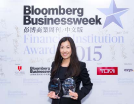 Ms. Bonnie Tse, General Manager, Business Strategy and Marketing of AIA Hong Kong and Macau, accepted the awards on behalf of the company at the presentation ceremony of the “Bloomberg Businessweek/ Chinese Edition Financial Institution Awards 2015” 