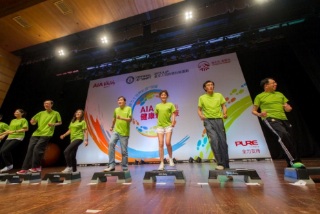 Mr. Jacky Chan, Chief Executive Officer of AIA Hong Kong and Macau (fourth from right) leads the Company’s senior executives and nearly 2,000 participants in successfully breaking a Guinness World Record for step-up exercise.