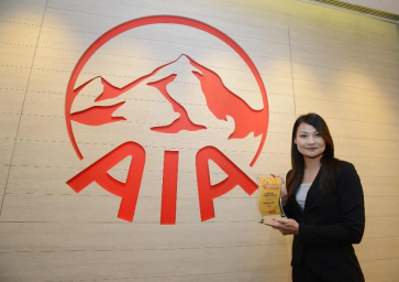 Ms. Edith Yiu, Chief Brand and Communications Officer of AIA Hong Kong, receives the “Smart Parents’ Choice – Children’s Protection Plan” award on behalf of the company